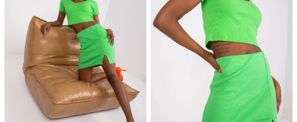 Mini spódnica basic w hurcie z rozcięciem w kolorze zielonym